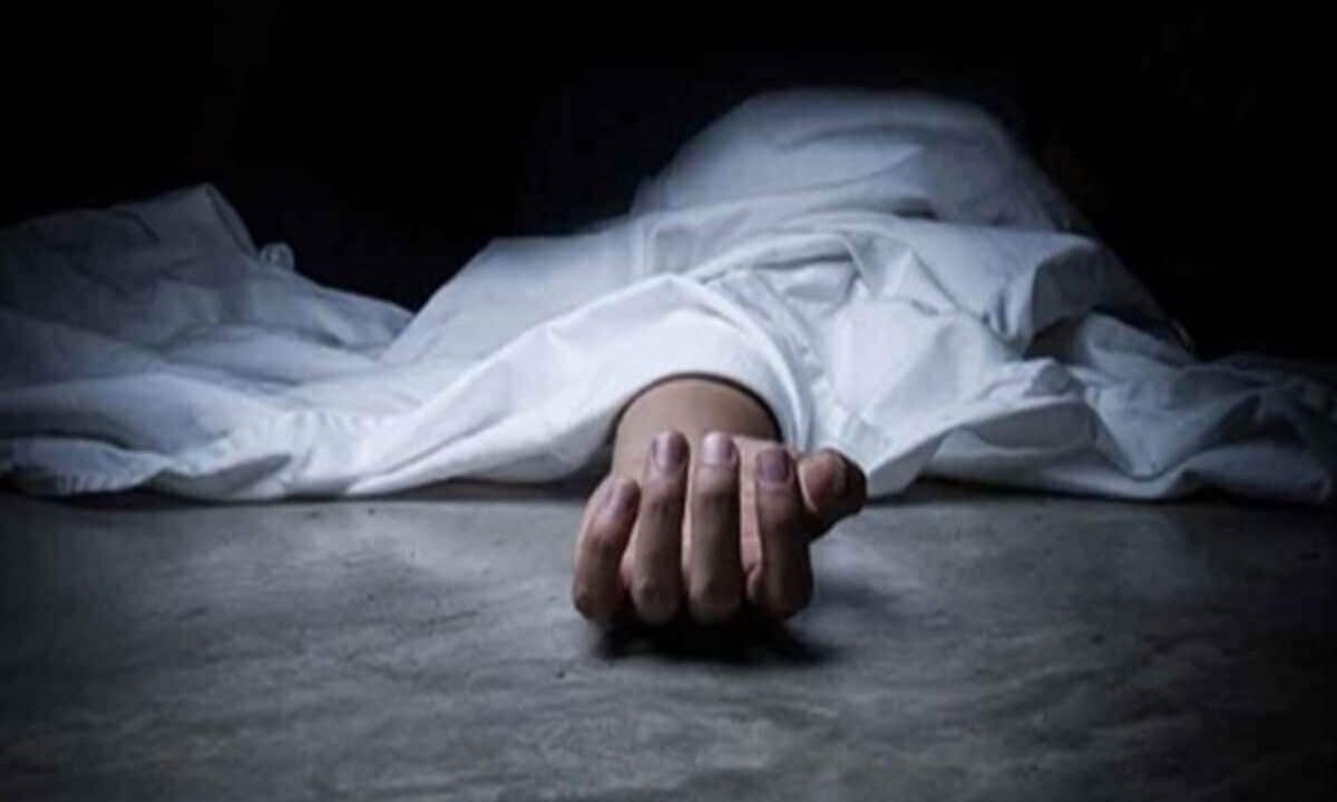 हल्द्वानी रोडवेज बस अड्डे के समीप एक होटल के कमरे से महिला का शव मिला है. पुलिस ने शव को पोस्टमॉर्टम के लिए भेज दिया है.