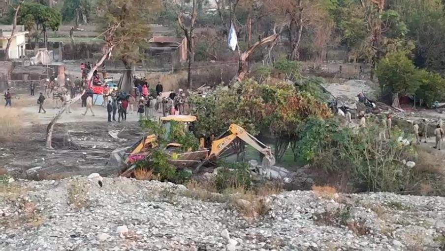 माननीय मुख्यमंत्री के विज़न सरकारी भूमि को अतिक्रमण मुक्त करना और डेमोग्राफी चेंज पर प्रभावी नियंत्रण  को जमीन पर उतारते हुए नैनीताल पुलिस लगातार सख्त कार्रवाई कर रही है। इसी क्रम में आज सुबह रामनगर के पुछड़ी क्षेत्र में एक बड़ा ऑपरेशन चलाया गया।