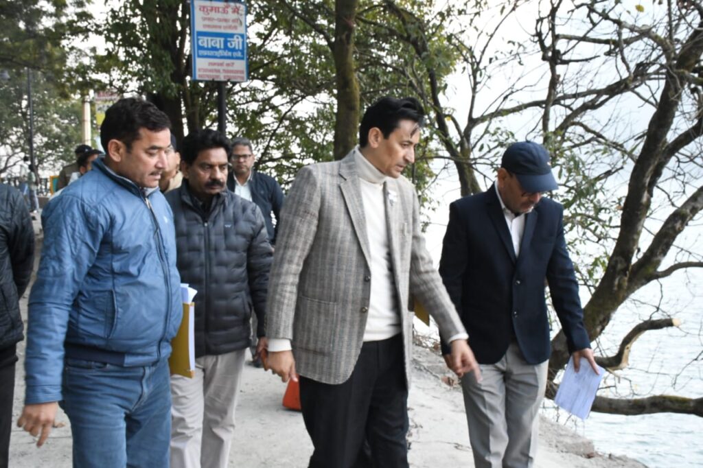 नैनीताल में दीपक रावत ने आग प्रभावित जगहों और विकास कार्यों का निरीक्षण किया