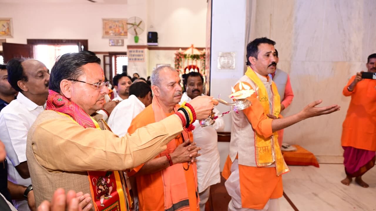 सीएम धामी ने श्री हनुमान धाम में किए दर्शन.
