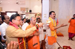 सीएम धामी ने श्री हनुमान धाम में किए दर्शन.