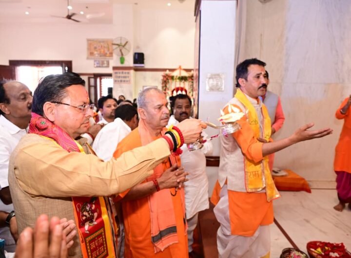 सीएम धामी ने श्री हनुमान धाम में किए दर्शन.