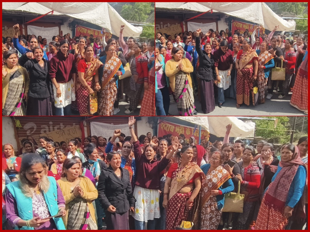 आंदोलनकारी महिलाओं ने लिखित आदेश जारी होने पर मनाया जश्न