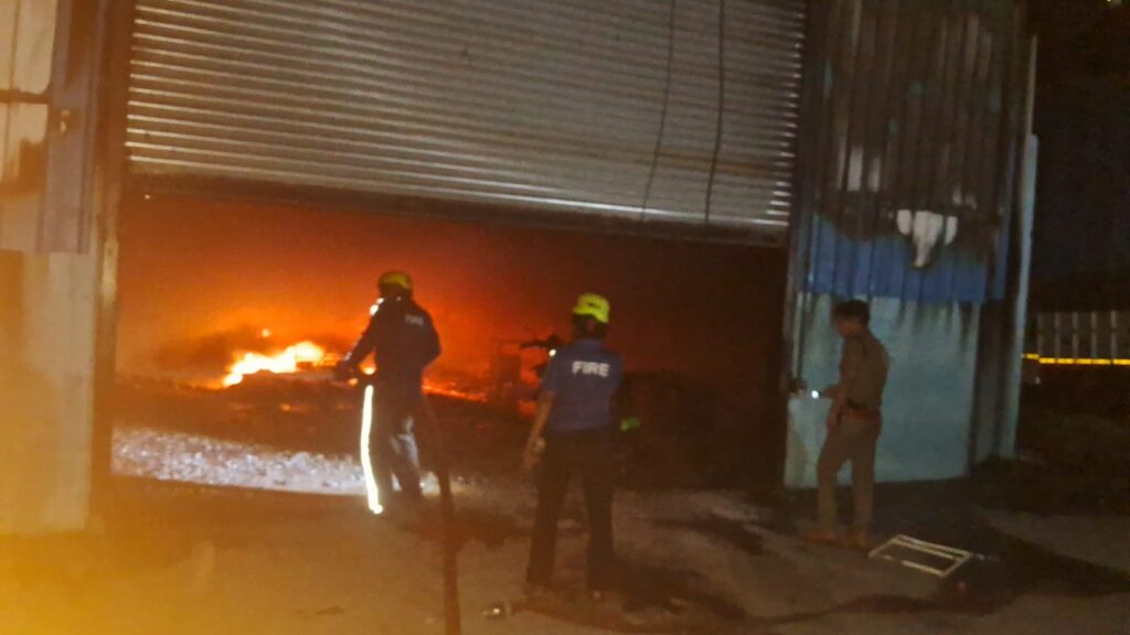 हल्द्वानी: रामपुर रोड अमेज़न स्टोर में लगी भीषण आग