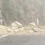 Boulders-fell-from-the-hill-onto-the-road-1784982984398_v