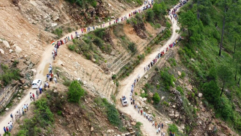 सड़क के लिए 5 किमी मानव श्रृंखला सड़क के लिए 5 किमी मानव श्रृंखला