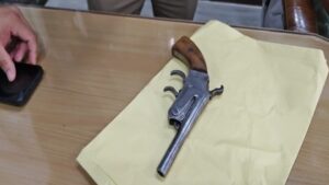 कॉलेज में तमंचा लेकर घुसा छात्र