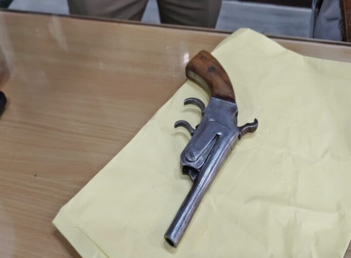 कॉलेज में तमंचा लेकर घुसा छात्र